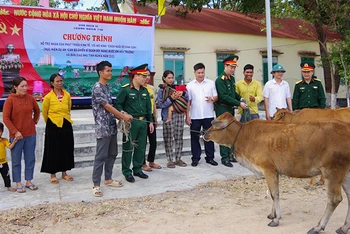 Đại diện Trung đoàn 710, Binh đoàn 15 (Bộ Quốc phòng) trao bò sinh sản tặng các hộ dân khó khăn trên địa bàn xã Ia Mơ, huyện Chư Prông, tỉnh Gia Lai,