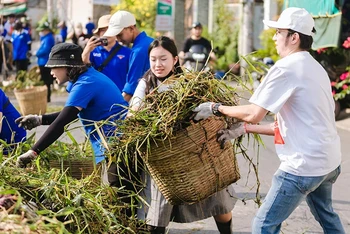 Đoàn viên, thanh niên Thành phố Hồ Chí Minh thu gom rác dưới kênh trong chương trình "Chủ nhật xanh" tại quận 12. (Ảnh: QUANG QUÝ)
