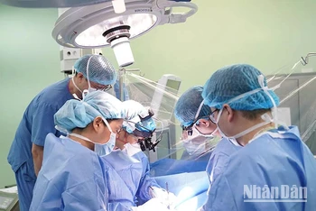 Các bác sĩ Trung tâm Tim mạch (Bệnh viện Nhi Trung ương) thực hiện ca phẫu thuật tim bẩm sinh cho một bệnh nhi. (Ảnh: nhandan.vn)