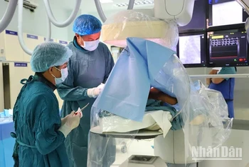 Các bác sĩ Khoa Can thiệp - Tim mạch, Bệnh viện đa khoa tỉnh Ninh Thuận, phẫu thuật cho bệnh nhân. (Ảnh minh họa: nhandan.vn)