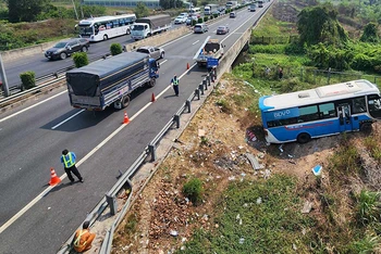 Hiện trường vụ tai nạn giao thông trên tuyến cao tốc Thành Phố Hồ Chí Minh – Trung Lương đoạn qua địa bàn xã Tân Lý Đông, huyện Châu Thành, tỉnh Tiền Giang. (Ảnh NGUYỄN NHÂN) 