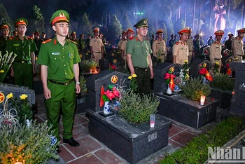 Lễ thắp nến tri ân các Anh hùng liệt sĩ cấp Trung ương nhân dịp kỷ niệm 76 năm Ngày Thương binh-Liệt sĩ, ngày 26/7/2023, tại Nghĩa trang Liệt sĩ thành phố Hà Nội. (Ảnh: THÀNH ĐẠT)