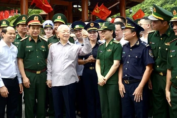 Tổng Bí thư Nguyễn Phú Trọng cùng đoàn công tác thăm hỏi, động viên cán bộ, chiến sĩ làm nhiệm vụ tại Cửa khẩu quốc tế Hữu Nghị (Lạng Sơn), tháng 8-2023. Ảnh: TẤN TUÂN/ qdnd.vn