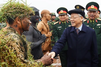 Tổng Bí thư Nguyễn Phú Trọng, Bí thư Quân ủy Trung ương kiểm tra công tác huấn luyện, sẵn sàng chiến đấu của một số đơn vị tại Trường bắn Quốc gia khu vực 1, ngày 19/11/2017. (Ảnh: TRỌNG HẢI/qdnd.vn)