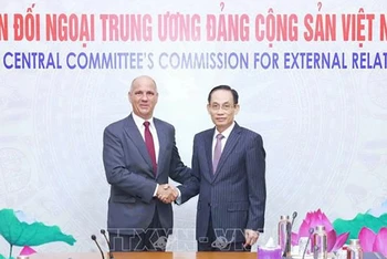 Trưởng Ban Đối ngoại Trung ương Lê Hoài Trung và Tổng Bí thư Đảng Cộng sản Bồ Đào Nha Paulo Raimundo. (Ảnh: TTXVN)