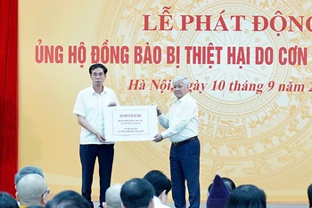 Thay mặt ngành bảo hiểm xã hội Việt Nam. Phó Tổng Giám đốc Đào Việt Ánh trao 350 triệu đồng ủng hộ đồng bào bị thiệt hại bởi bão số 3 tới Ủy ban Trung ương Mặt trận Tổ quốc Việt Nam. (Ảnh: VSS)