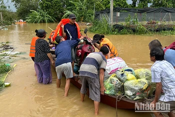 13 giờ ngày 10/9/2024, lực lượng chức năng hỗ trợ đưa người dân, tài sản tại khu vực ngập lụt ven sông Hồng thuộc phường Yên Phụ, quận Tây Hồ đến khu vực an toàn. (Ảnh: THỦY NGUYÊN)