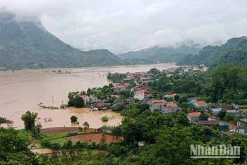 Nước ngập cánh đồng và cả nhà dân ở xã Nam Cường, huyện Chợ Đồn, tỉnh Bắc Kạn. (Ảnh: TUẤN SƠN)