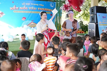 Lễ hội Trung thu và trao quà cho trẻ em tại Trường Mầm non xã Đắk Tờ Kan, huyện Tu Mơ Rông, tỉnh Kon Tum - địa điểm hỗ trợ đầu tiên của chương trình Quỹ Dinh dưỡng "Zott Monte cùng bé lớn khôn". (Ảnh: NFVC)