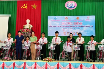 Trao xe đạp cho học sinh có hoàn cảnh khó khăn tại huyện Lắk, tỉnh Đắk Lắk. (Ảnh: Ban tổ chức)