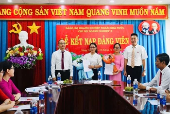 Đảng bộ Doanh nghiệp ngoài nhà nước thành phố Vũng Tàu tổ chức lễ kết nạp đảng viên.