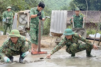 Bộ đội Đồn Biên phòng Tam Hợp, huyện Tương Dương, tỉnh Nghệ An hỗ trợ nhân dân làm đường giao thông. (Ảnh: nhandan.vn)