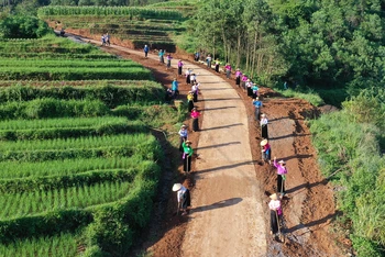 Chương trình "Tiến về Phía trước" hỗ trợ xây dựng đường giao thông ở xóm Dóm Bái, xã Miền Đồi, huyện Lạc Sơn, tỉnh Hòa Bình. (Ảnh: Dự án cung cấp)