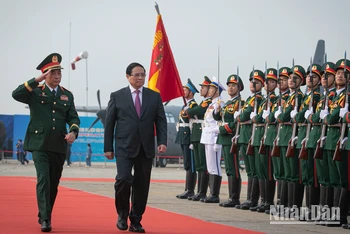 Thủ tướng Phạm Minh Chính và Đại tướng Phan Văn Giang, Ủy viên Bộ Chính trị, Phó Bí thư Quân ủy Trung ương, Bộ trưởng Quốc phòng duyệt đội danh dự tại Lễ khai mạc Triển lãm Quốc phòng quốc tế Việt Nam 2024. (Ảnh: SƠN TÙNG)