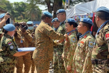 Tư lệnh Lực lượng Phái bộ Gìn giữ hòa bình Liên hợp quốc Cộng hòa Trung Phi (MINUSCA) trao Huân chương vì sự nghiệp Gìn giữ hòa bình Liên hợp quốc cho Đại úy Vũ Nhật Hương sau khi kết thúc nhiệm kỳ.