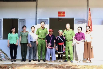 Công an thành phố Lai Châu tặng nhà cho hai cụ già hơn 100 tuổi.