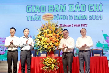 Phó Thủ tướng Trần Hồng Hà tặng hoa giới báo chí nhân dịp 98 năm Ngày Báo chí cách mạng Việt Nam.