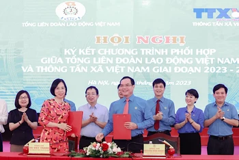Chủ tịch Tổng Liên đoàn lao động Việt Nam Nguyễn Đình Khang và Tổng Giám đốc Thông tấn xã Việt Nam Vũ Việt Trang ký Chương trình phối hợp giai đoạn 2023-2028.
