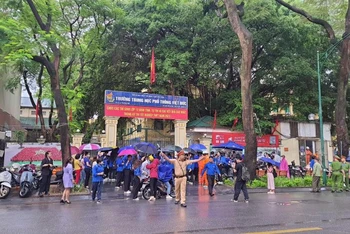 Phòng Cảnh sát giao thông TP Hà Nội phân luồng tại các địa điểm thi trên địa bàn Thủ đô.