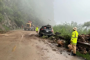 Sáng 4/8, đoạn quốc lộ đi qua địa bàn xã Tòng Đậu, huyện Tân Lạc, huyện Mai Châu có mưa, sương mù và đường trượt, sạt lở. Tại vị trí Km128+750-QL6, 1 xe ô tô bị nạn, rất may không có thiệt hại về người.