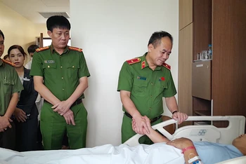 Thiếu tướng Nguyễn Thanh Tùng, Phó Giám đốc Công an thành phố Hà Nội, thăm động viên Thiếu tá Nguyễn Anh Tuấn.