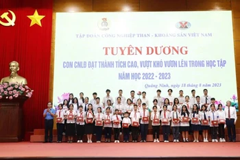 Khen thưởng các cháu học sinh đạt thành tích xuất sắc năm học 2022-2023.