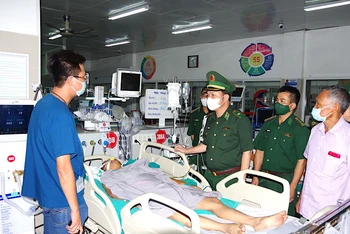 Thiếu tướng Trần Văn Bừng thăm, động viên gia đình Thiếu tá Nguyễn Văn Chương. 