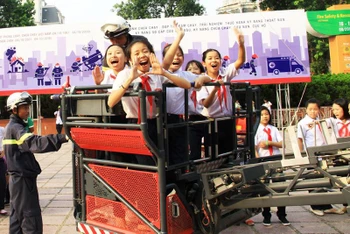 Học sinh trải nghiệm và thực hành kỹ năng thoát hiểm bằng xe thang tại triển lãm SECUTECH Vietnam 2023.