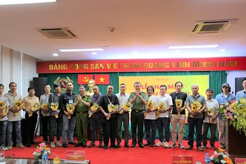 Trung tướng Nguyễn Ngọc Toàn, Cục trưởng Cục Công tác Đảng và công tác chính trị tặng hoa các tác giả tham gia Trại sáng tác.