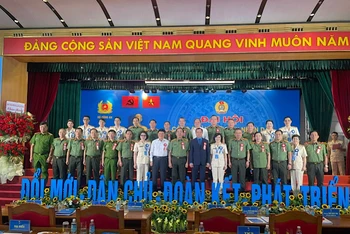Thượng tướng Trần Quốc Tỏ và đồng chí Nguyễn Đình Khang chụp ảnh lưu niệm cùng các đại biểu dự Đại hội.