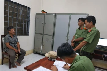 Cơ quan An ninh điều tra Công an tỉnh Kiên Giang lấy lời khai bị can Phạm Chí Dũng.