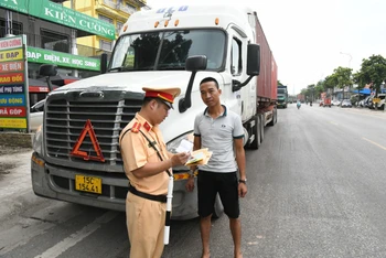 Lực lượng Cảnh sát giao thông toàn quốc kiểm soát phương tiện vận tải hàng hóa bằng container.