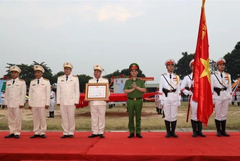 Trung đoàn Cảnh sát cơ động đón nhận Huân chương Bảo vệ Tổ quốc hạng Ba.