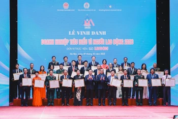 Phó Thủ tướng Lê Minh Khái và Chủ tịch Tổng Liên đoàn Lao động Việt Nam Nguyễn Đình Khang trao Bằng khen của Tổng Liên đoàn Lao động tặng 10 doanh nghiệp.