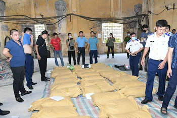 Bao tải ma túy đóng trong bao xi-măng tại kho hàng Công ty TNHH Tường Phát (quận Hồng Bàng, thành phố Hải Phòng).