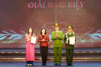 Trung tướng Nguyễn Duy Ngọc và Bộ trưởng Y tế Đào Hồng Lan trao giải tặng hai thí sinh đạt giải đặc biệt trực tuyến và tự luận.