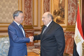 Bộ trưởng Tô Lâm hội kiến Chủ tịch Thượng viện kiêm Chủ tịch Đảng Tương lai Quốc gia cầm quyền Abdel Wahab Abdel Razeq.