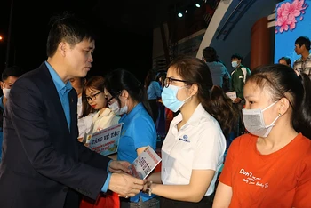 Phó Chủ tịch Tổng Liên đoàn Lao động Việt Nam Ngọ Duy Hiểu trao vé tàu Tết năm 2023 tặng đoàn viên, người lao động.