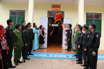 Thiếu tướng Lê Ngọc Châu, Tư lệnh Cảnh sát Cơ động dự khánh thành 2 phòng học tại xã Leng Su Sìn.