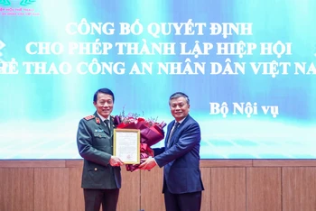 Thứ trưởng Bộ Nội vụ Nguyễn Trọng Thừa trao Quyết định thành lập Hiệp hội thể thao Công an nhân dân Việt Nam cho Thứ trưởng Lương Tam Quang, Trưởng Ban Vận động thành lập Hiệp hội.