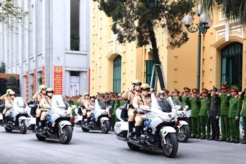 Lễ diễu hành ra quân bảo vệ Tết Nguyên đán Giáp Thìn 2024 của công an Thành phố Hà Nội.
