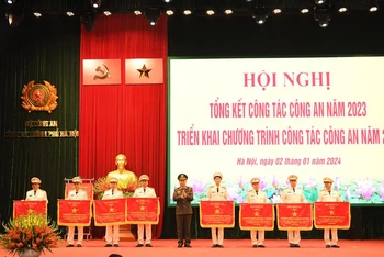 Bộ trưởng Công an Tô Lâm trao cờ thi đua tặng 8 tập thể.