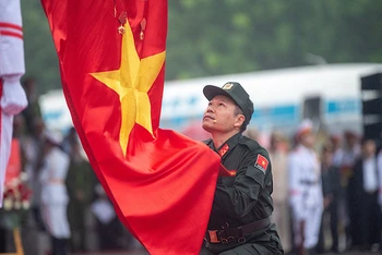Thượng tá Nguyễn Văn Nam, Chỉ huy trưởng Đơn vị Cảnh sát gìn giữ hòa bình số 1 nhận quyết định thành lập và tuyên thệ trước quốc kỳ.