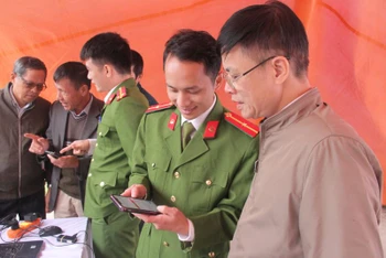 Công an huyện Việt Yên (Bắc Giang) ra mắt mô hình “Ứng dụng VNeID trong phòng chống tội phạm ma túy” trên địa bàn thị trấn Nếnh. (Ảnh: Tuyết Mai)