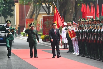 Chủ tịch Quốc hội Vương Đình Huệ đến thăm, chúc Tết tại Bộ Tư lệnh Bộ đội Biên phòng. (Ảnh: DUY LINH)