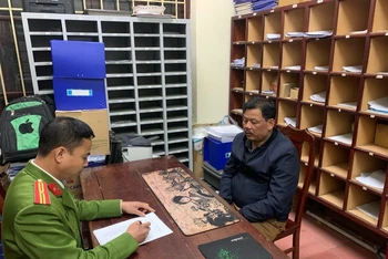 Tài xế xe khách Nguyễn Văn Giang làm việc với công an.