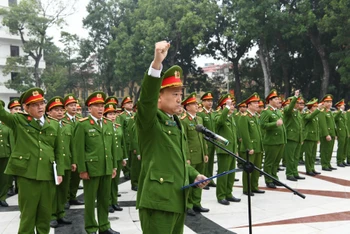 Đại tá Hoàng Tâm Hiếu, Phó Cục trưởng Cục Cảnh sát điều tra tội phạm về ma túy thay mặt cán bộ, chiến sĩ tuyên thệ.