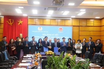 Ký kết chương trình phối hợp công tác năm 2024 giữa Công đoàn Viên chức Việt Nam và Bộ Nội vụ.