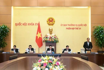Chủ tịch Quốc hội Vương Đình Huệ chủ trì, Phó Chủ tịch Quốc hội Trần Quang Phương điều hành phiên họp.