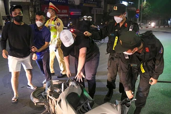 Các tổ công tác 141, Công an thành phố Hà Nội bắt giữ phương tiện, đối tượng có dấu hiệu gây mất trật tự công cộng.